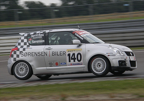 Henrik Sørensen er flyvende i Suzuki Swift Challenge i øjeblikket, men han følges tæt af Nick Reimersø.